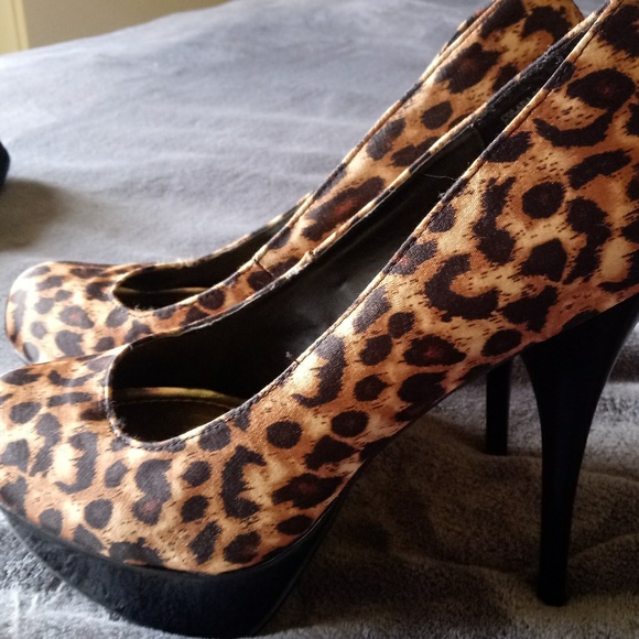 Leopard Print heels - Picture 2 of 5